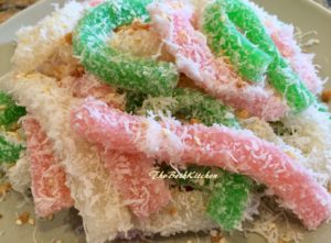 Bánh Tằm Khoai Mì - Steamed Cassava with Coconut